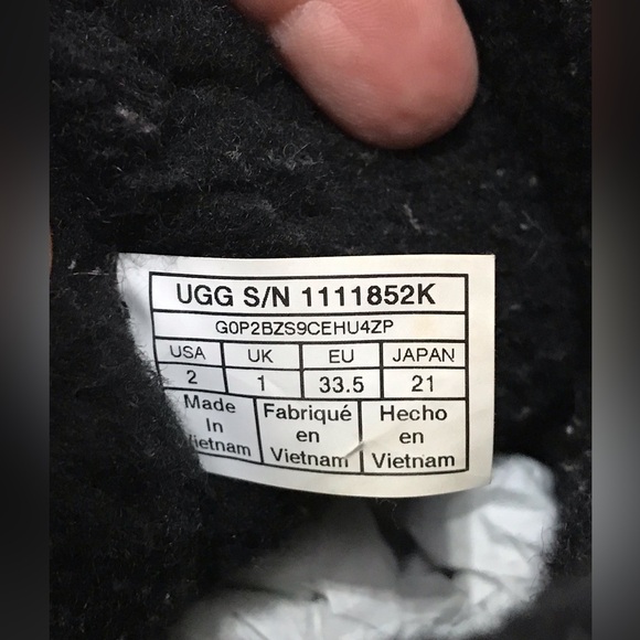 Girls Sparkling Black Ugg Boots Classic II
Size 2
Smoke Free Home
Bundle… - Picture 16 of 16